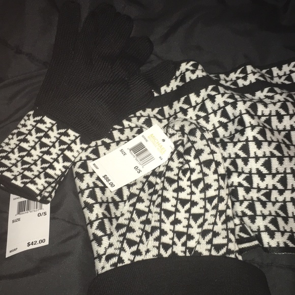 Michael Kors hat gloves and scarf - Picture 1 of 3